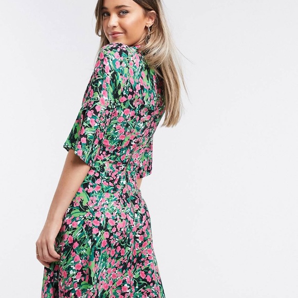 Closet London high neck short mini dress in bright ditsy floral - Picture 3 of 3